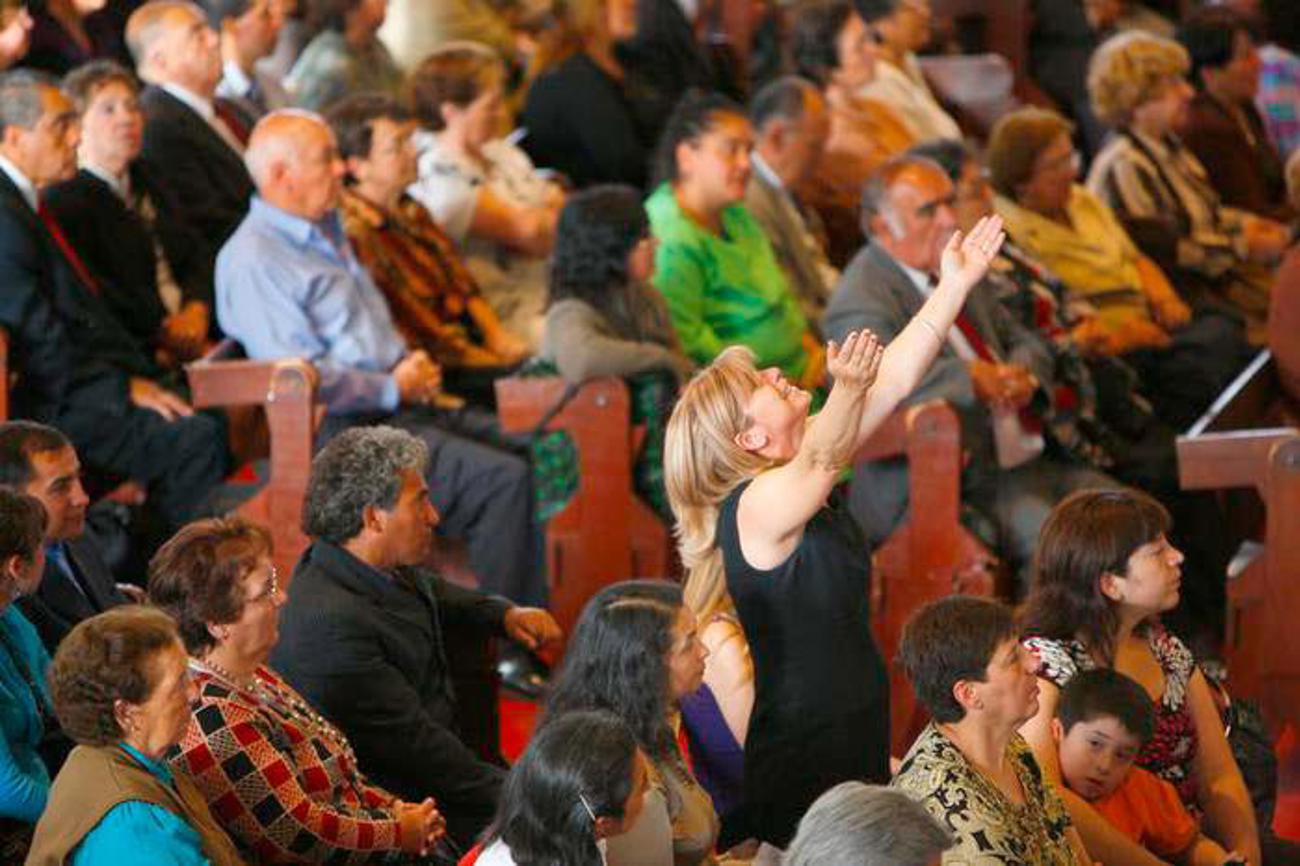 Gottesdienst der Pfingstgemeinde in Chile. (epd-bild)