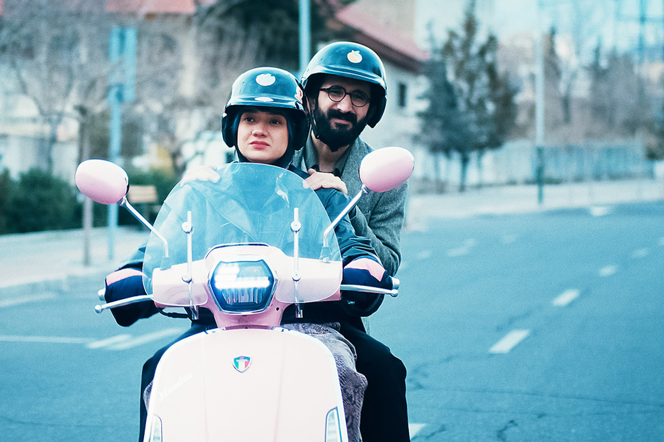 Um ihren neuen Film im Iran zeigen zu können, nehmen Filmemacher Bahram Ark (Bahram Ark) und Produzentin Sadaf (Sadaf Asgari) eine nicht ungefährliche Odyssee durch Teheran auf sich. | Bild: Trigon Film