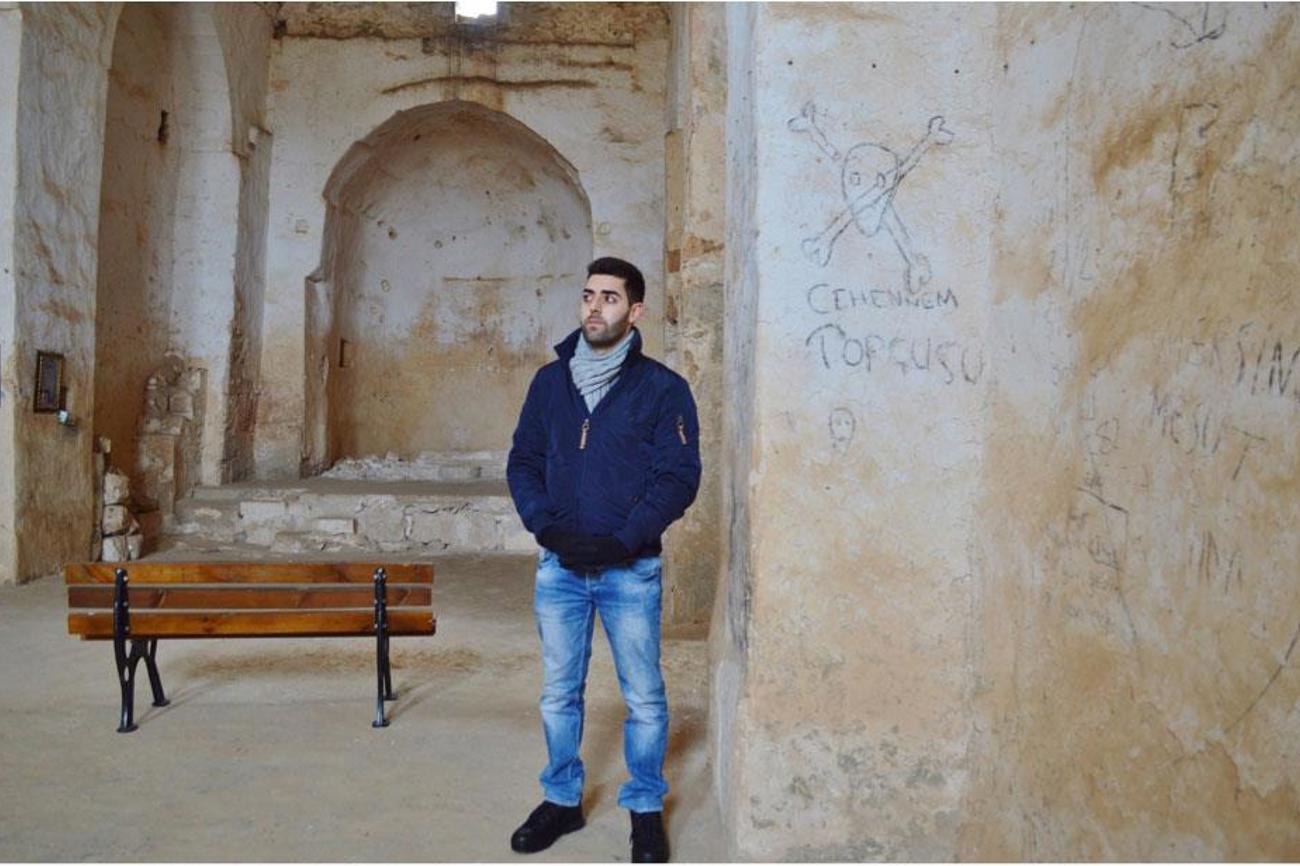 Ishok Demir in der zerstören Kirche: «Es ist eine Ehre, in unserer religiösen Heimat zu leben.»