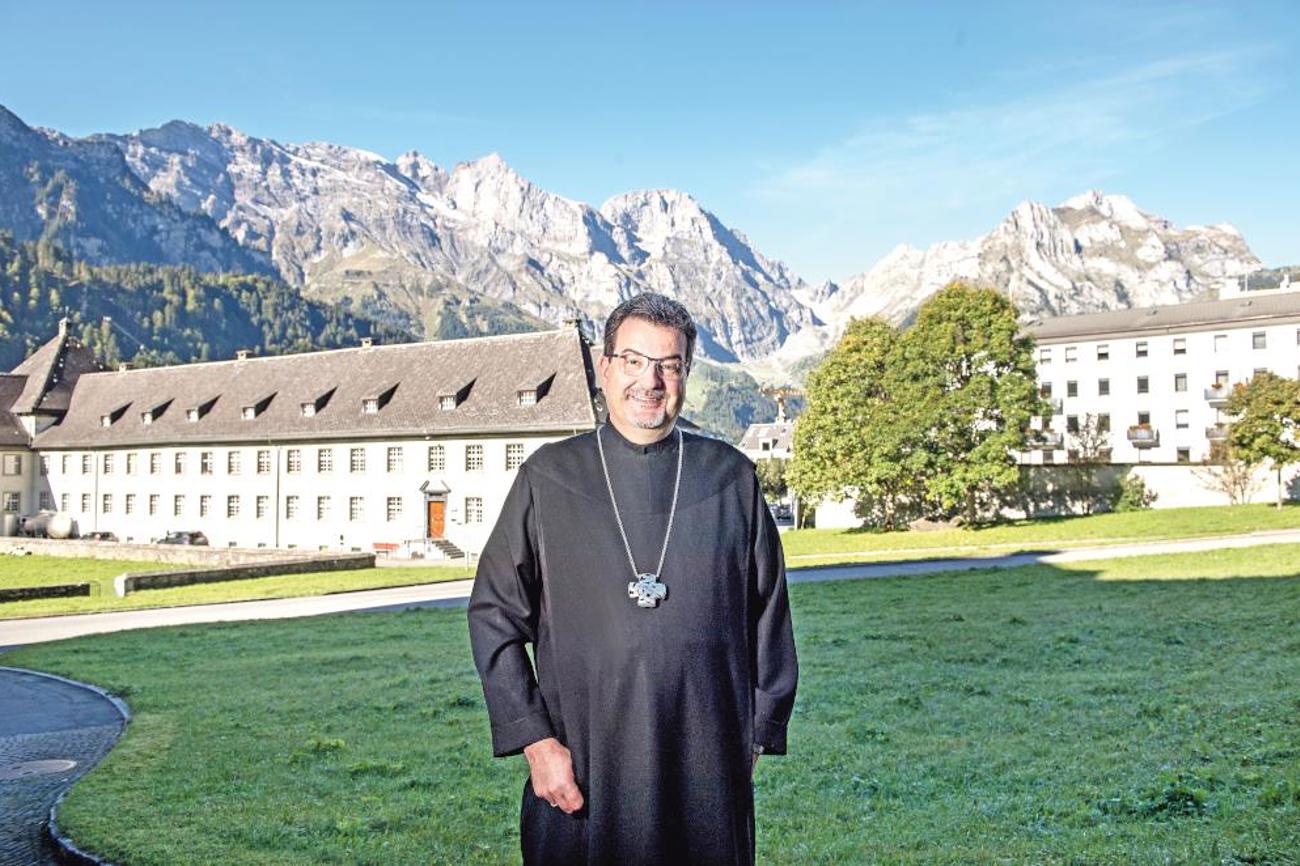 Abt Christian Meyer vor dem Kloster Engelberg. |Glanzmann/Luzerner Zeitung