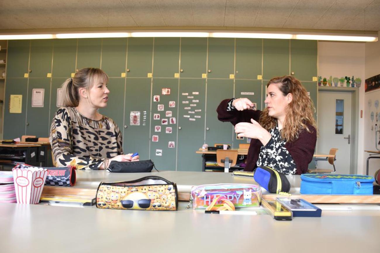 Diana Gutjahr (links) und Nina Burri: Die Hilfswerk-Juristin und die Unternehmerin treffen sich nach vielen Jahren wieder in der Schule und diskutieren über ihre unterschiedlichen Ansichten zu Klimagerechtigkeit und Verantwortung.|sal