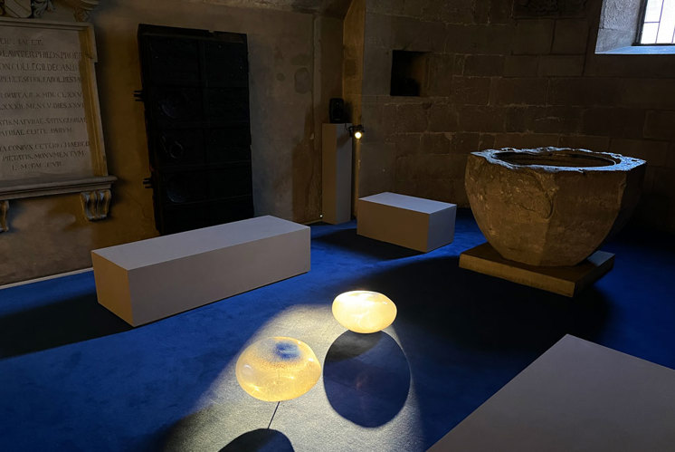 Kirche als gläserne Skulptur aus Fragen und Antworten