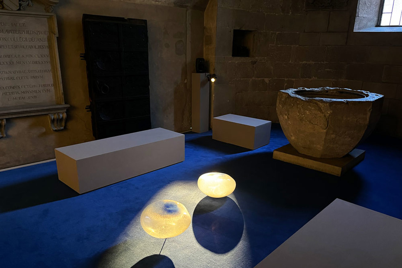Für sein Kunstprojekt im Grossmünster hat Till Velten sich einen besonderen Raum ausgesucht, er bespielt sozusagen das Allerheiligste: die den zwölf Aposteln geweihte Zwölfbotenkappelle. | Foto: Till Velten 