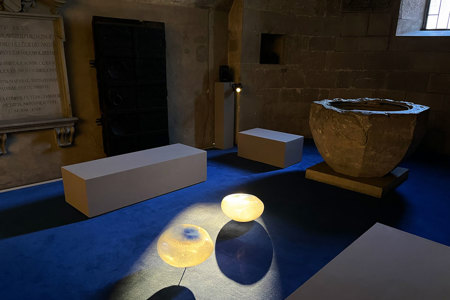 Kirche als gläserne Skulptur aus Fragen und Antworten