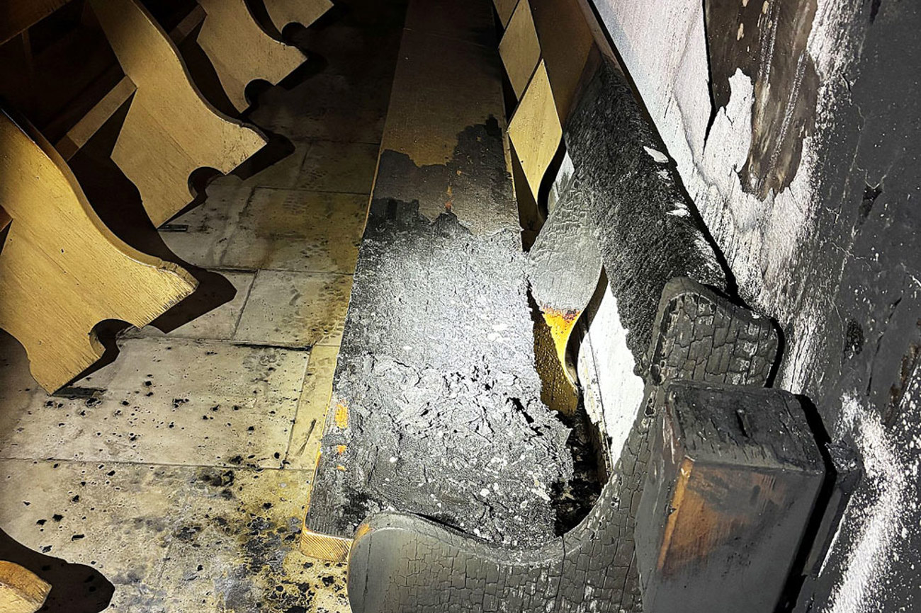 Ein Feuer in der hintersten Sitzreihe der Kirche St. Margaretha in Frenkendorf beschäftigte am Mittwochabend die Feuerwehr. Polizei und Staatsanwaltschaft Basel-Landschaft ermitteln wegen mutmasslicher Brandstiftung. | Foto: Polizei Basel-Landschaft