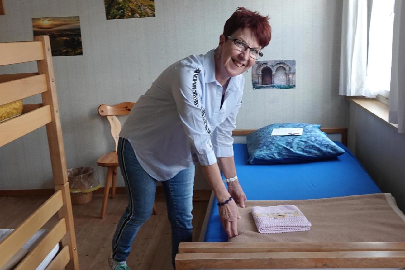 Derzeit bereitet sie die Wohnung für die neue Saison vor.