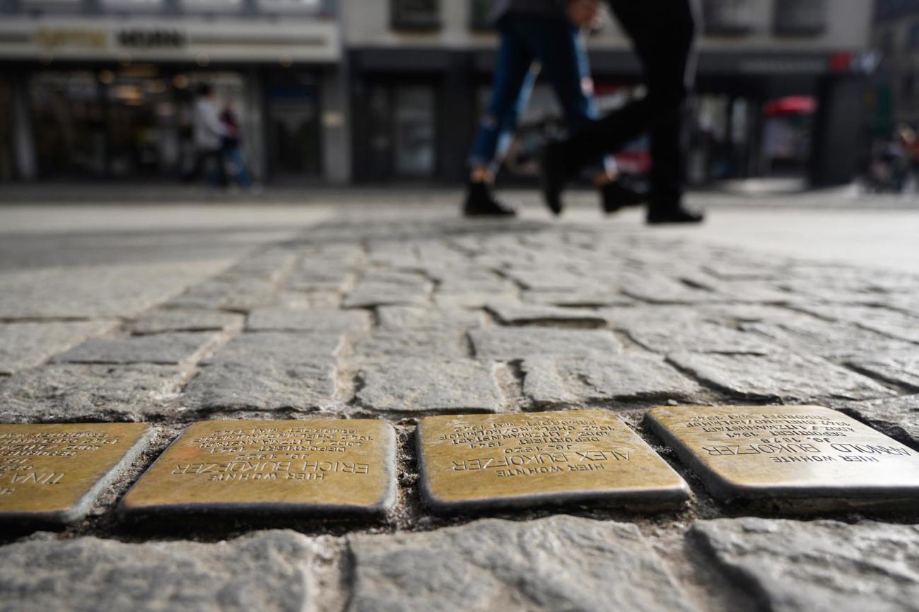 Seit November 2020 erinnern in Zürich sogenannte Stolpersteine, kleine Messingtafeln, an Opfer des Nationalsozialismus. Im Bild "Steine" in Würzburg. (Foto: epd/Daniel Peter)
