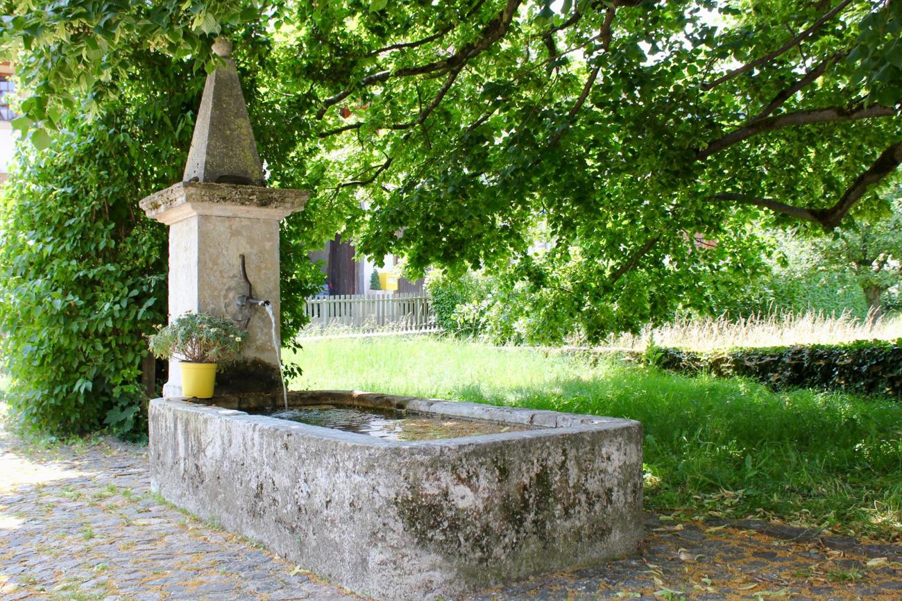 Der alte Brunnen lädt zum Verweilen ein.