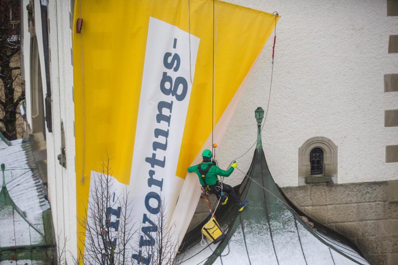 Abbau des grossen Politbanners an der Pauluskirche Bern. | Florian Brunner