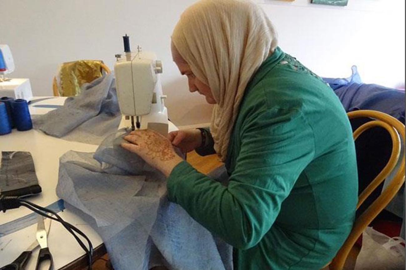 Rund hundert Kostüme nähen Freiwillige in Basel für die 17 Aufführungen des Musiktheaters «Verborgene Farben».