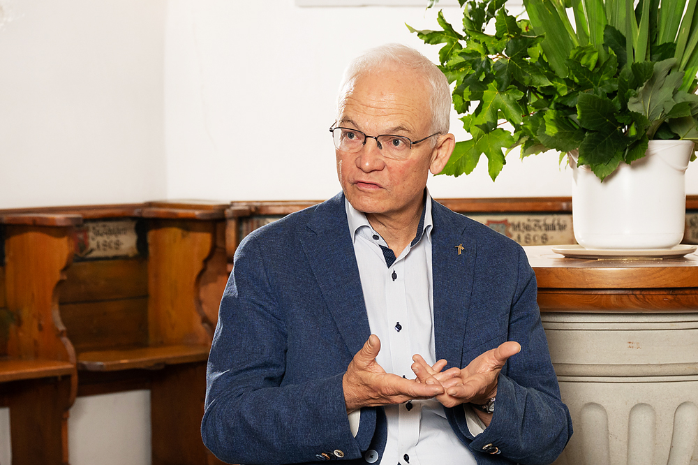 «Ich versuche, moralische Belehrungen zu vermeiden, die kommen schlecht an. Aber wenn wir nichts Relevantes mehr zu sagen haben, verflacht die Botschaft.» Arnold Steiner, Pfarrer in Wildberg ZH | Foto: Susanne Seiler