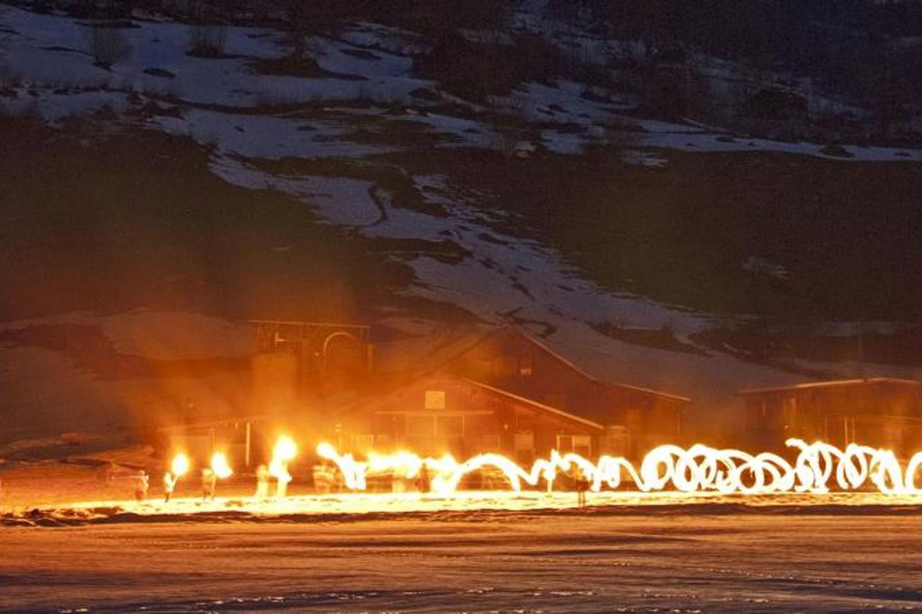 Am 6. März feiern Glarnerinnen und Glarner den Namenstag ihres Landespatrons. Die Fridolinsfeuer gehen auf einen vorchristlichen Brauch zurück. Ihr Zweck ist es, den Winter zu vertreiben. Unsere Aufnahme zeigt Jugendliche, die in Schwanden Fackeln schwingend über die Matt ziehen und nachher eines der grössten Fridolinsfeuer im Kanton entfachen. | Bild Urs Heer