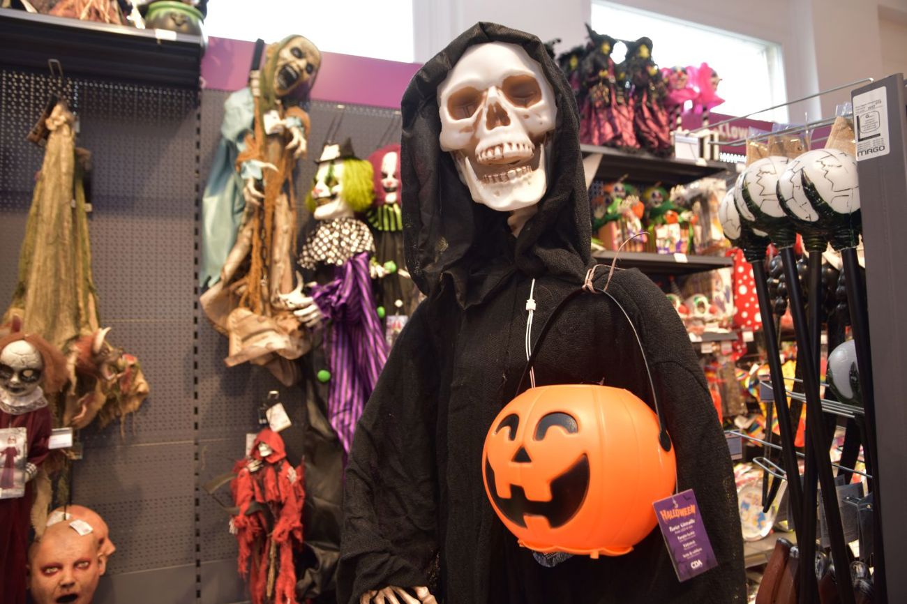 Deko und Kostüme rund um Halloween gibts auch im Thurgau. Das Gruselfest, Geister und Spiritismus werden in christlichen Kreisen kontrovers diskutiert. (Bild: cyr im WOP-Shop)