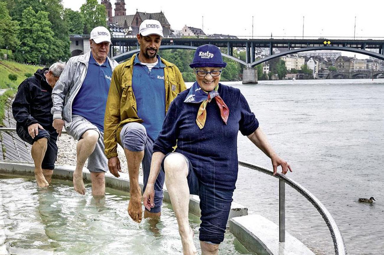 Erfrischend: Kneippen im Takt im Rhein bei Basel. (Foto: Kenneht Nars)