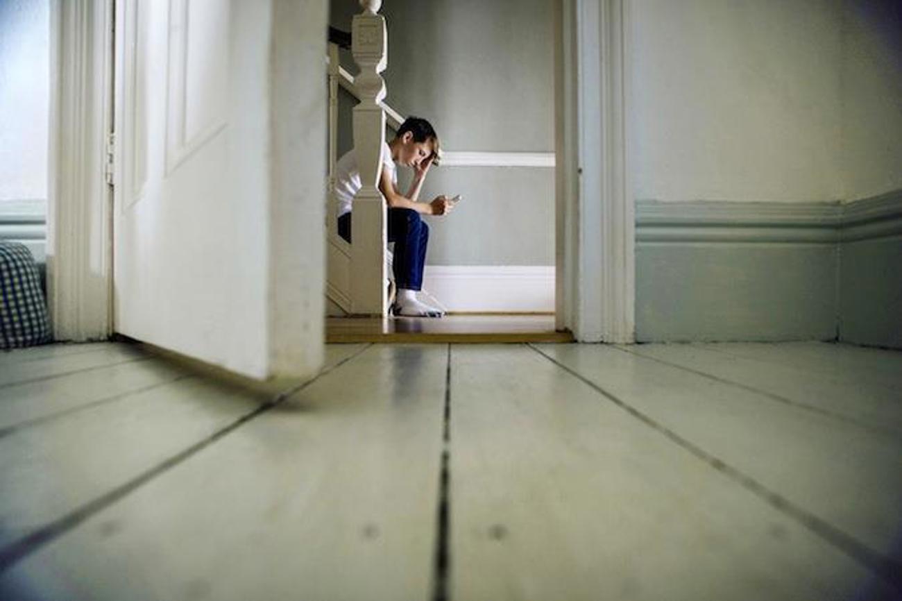 Fast permanent online kommunizieren: Wo die Jugend ist, fehlt noch weitgehend die Seelsorge / iStockphoto/Graham Oliver)