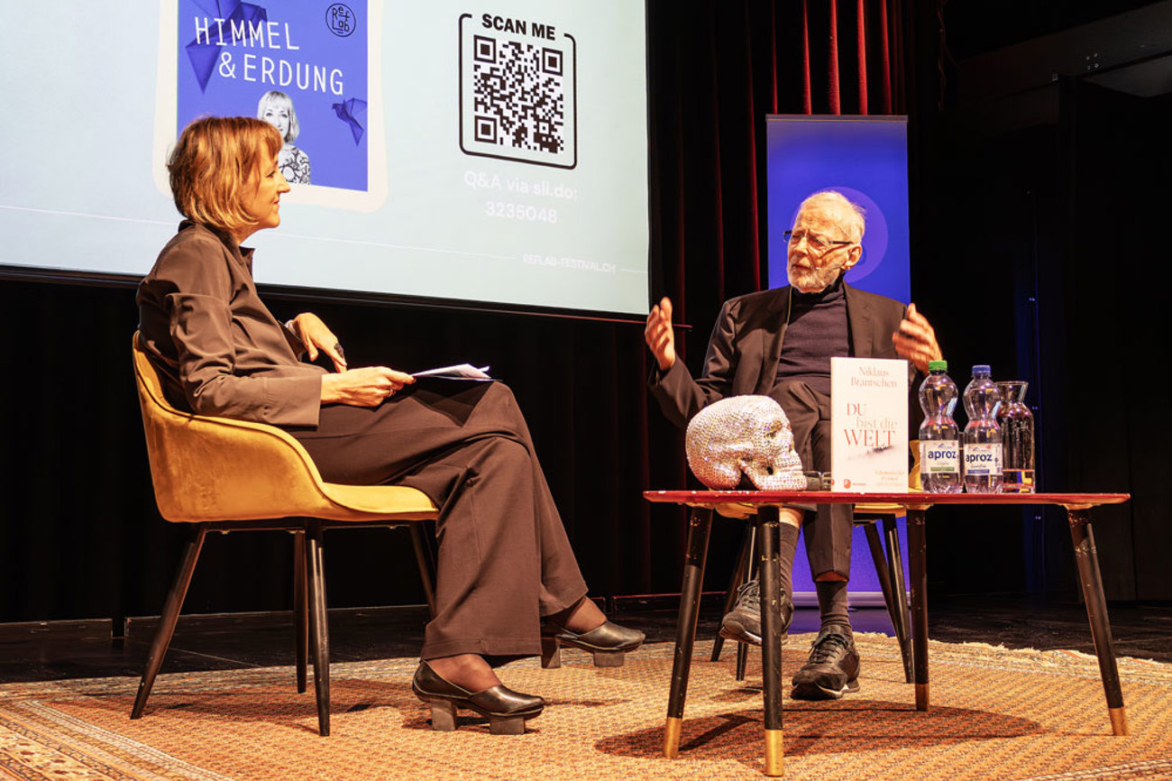 Johanna Di Blasi und Niklaus Brantschen auf der Bühne des «RefLab»-Podcast-Festivals. «Geerdete Spiritualität ist nicht abgehoben, sondern fliesst mit dem Atem und bleibt wachsam aufs Leben, erklärt Brantschen.» | Foto: Nicole Noelle