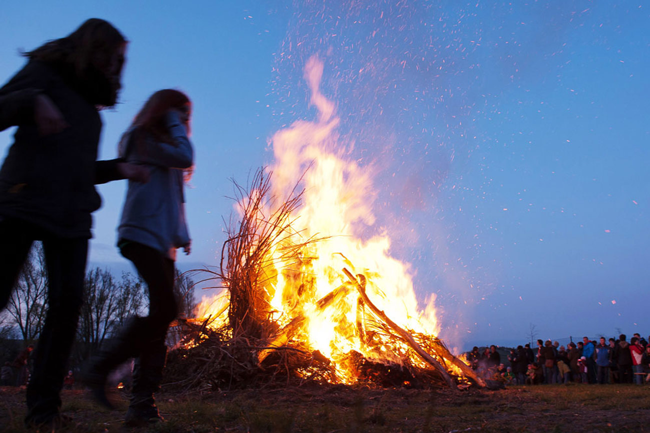 Katholiken, Orthodoxe und Protestanten feiern das Osterfeuer. Es symbolisiert das Licht Christi, das die Dunkelheit vertreibt. | Foto: epd
