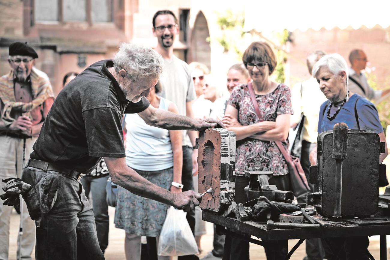 Mit geübten Handgriffen entfernt der Giesser die Glocken aus der Form, einer Mischung aus Quarzsand und Öl. Anschliessend verleiht er der Glocke mit Sand oder einer Stahlbürste den letzten Schliff.