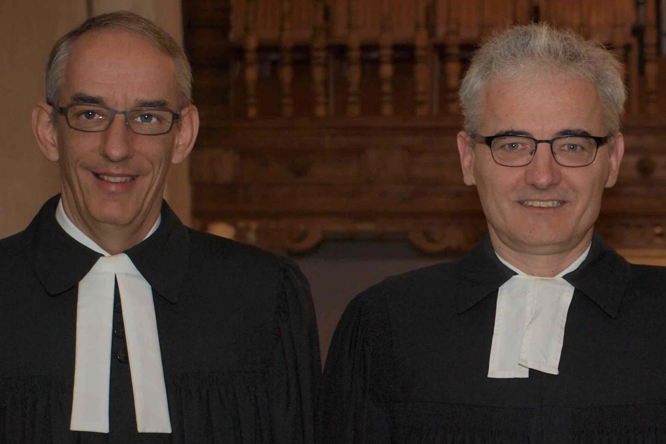 Kirchenrat Pfarrer Lukas Weinhold mit dem frisch ordinierten Pfarrer Hendrik de Haas in der Kirche von Hüttlingen.