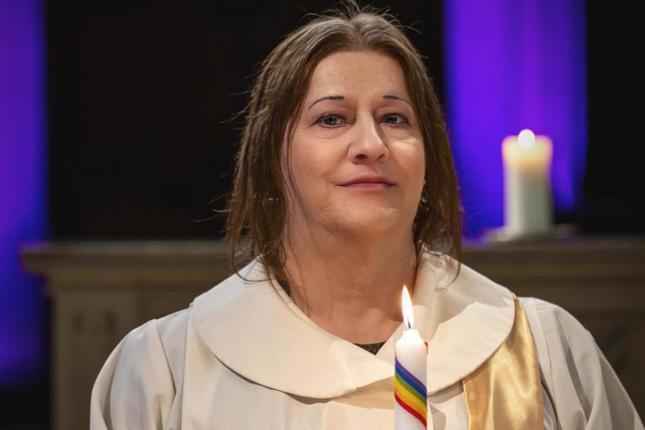 Rebecca Burkhardt mit ihrer Namenskerze während der Zeremonie in der Offenen Kirche Elisabethen.| Michael Waser/OKE