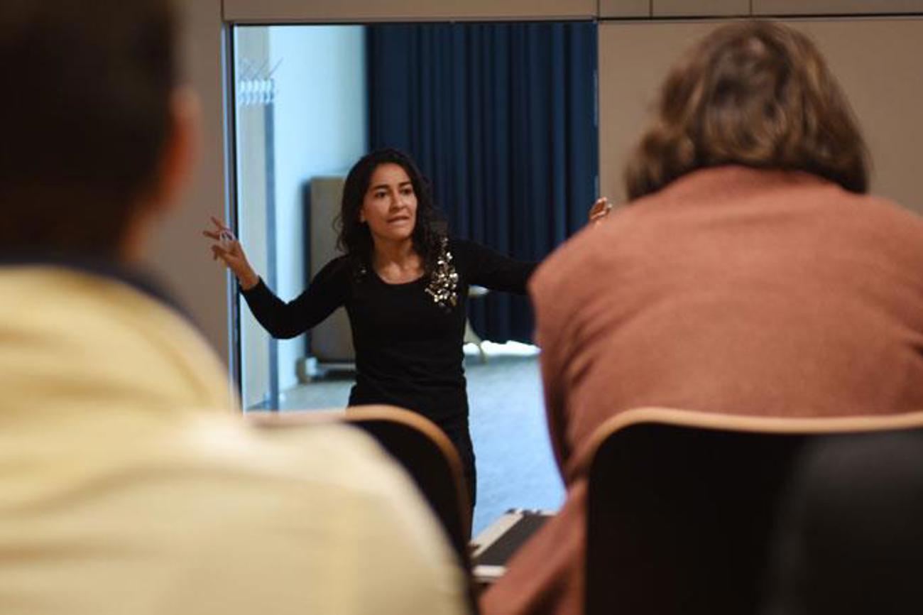 Zeinab Ahmadi während einem der Workshops im Haus der Religionen.|Stefan Maurer