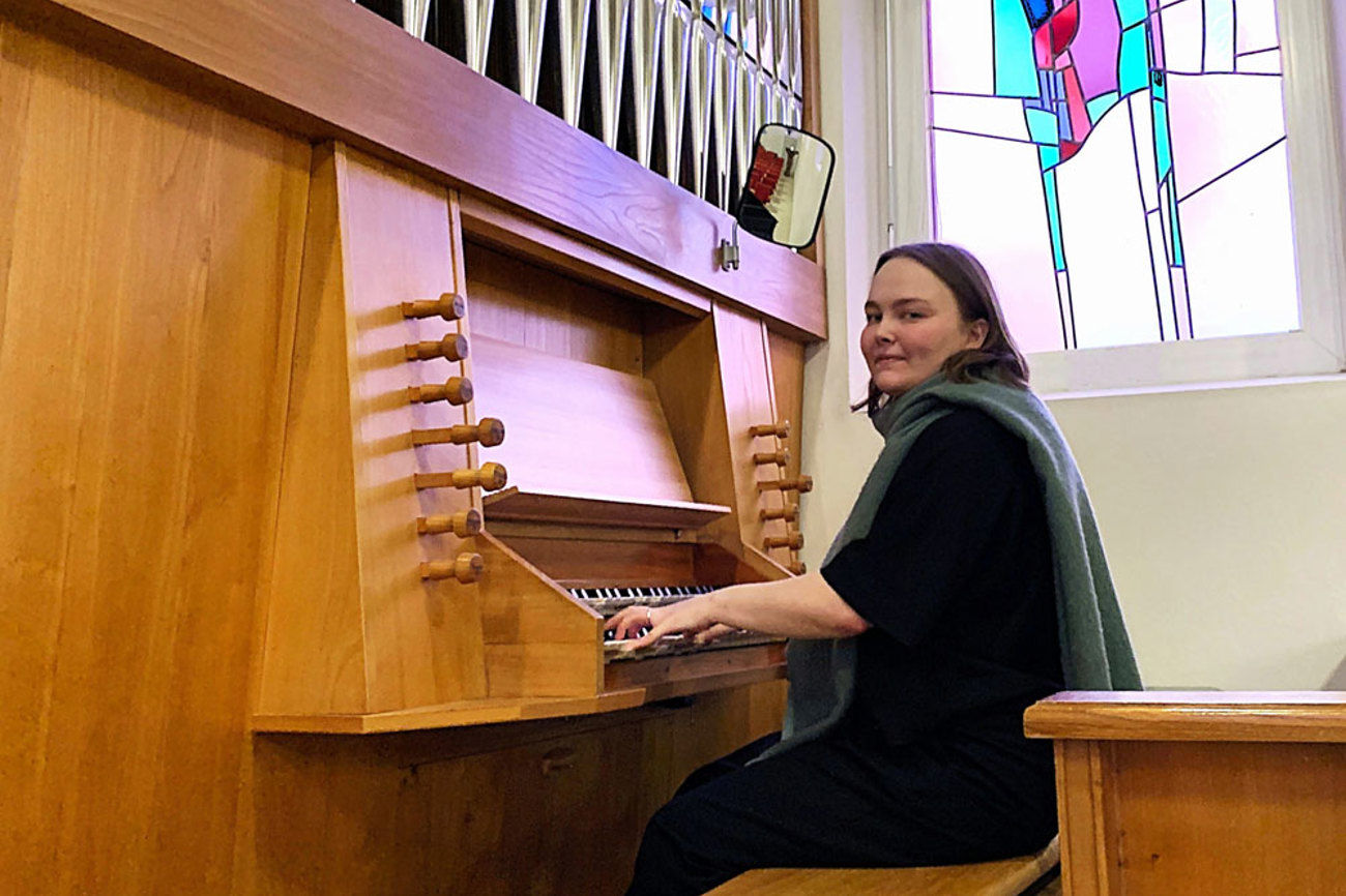 Nóra Szabó an der Orgel in der Kirche Wangen. | Foto: Daniel Göring