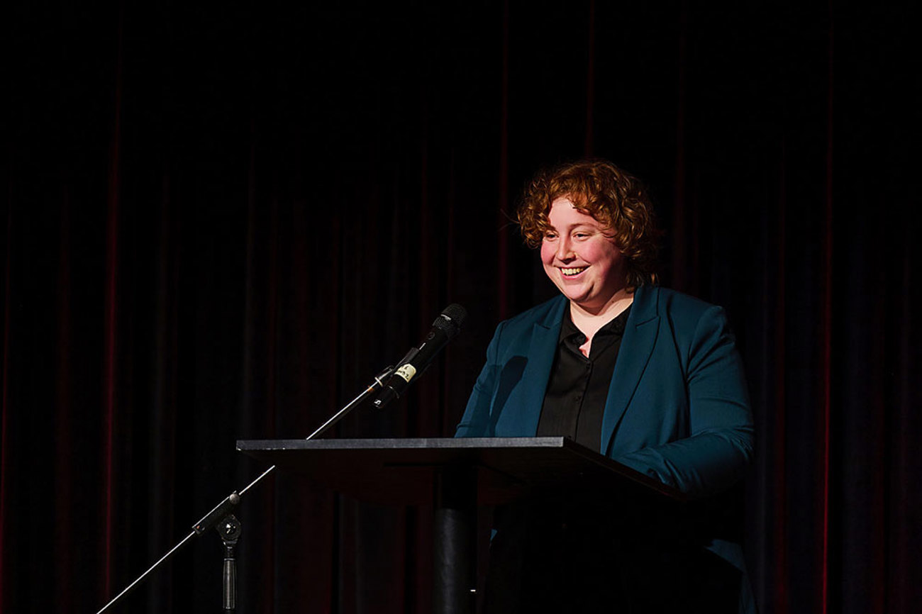 Preisträgerin Dr. Paulina Hauser bei ihrer Dankesrede im Literaturhaus Basel. Ihre Forschung zu Gewalt an Frauen liess sie «nicht mehr los». | Foto: Raphaela Graf