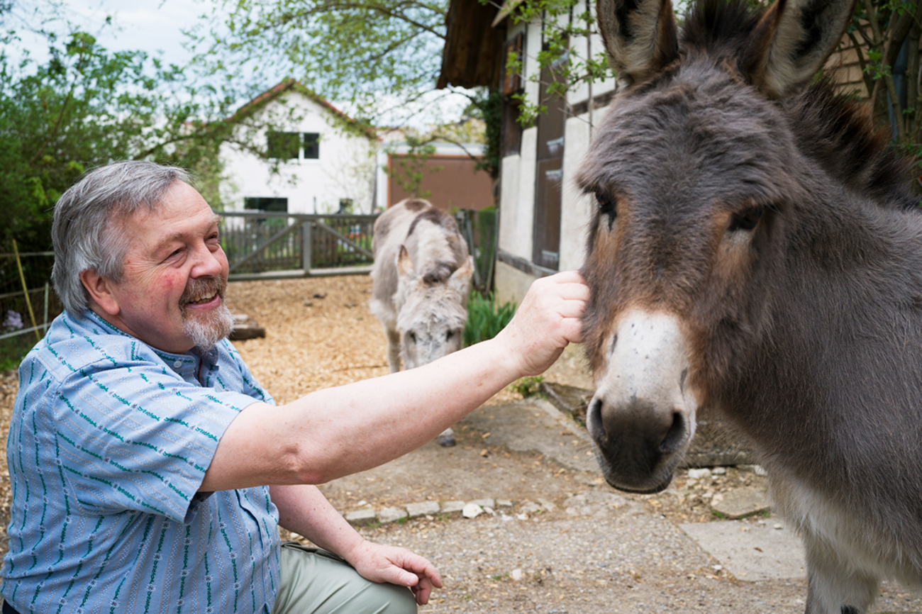 Pfarrer und Sektenexperte Joachim Finger mit seinen Eseln zu Hause. | Foto: Peter Leutert