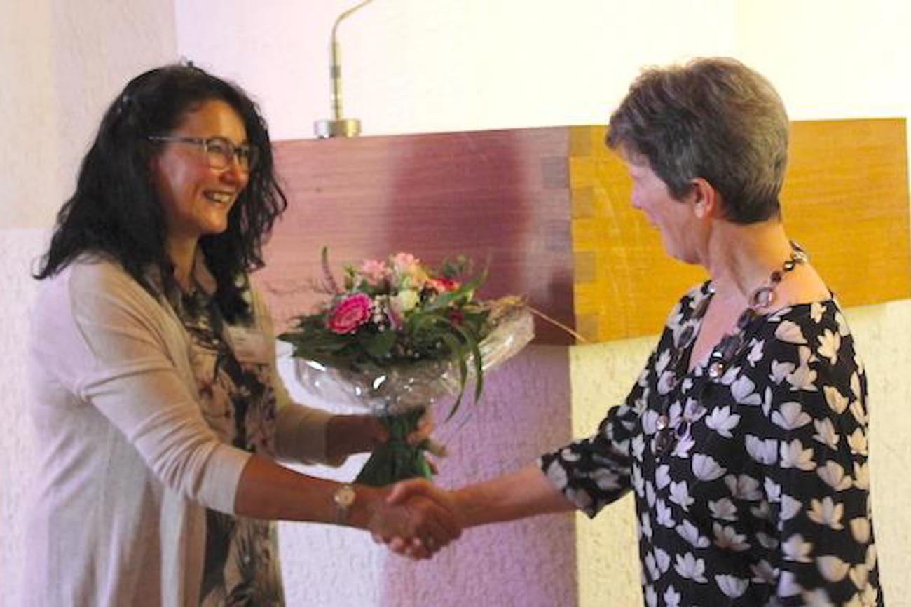 Zsuzsa Schneider gratuliert Evelyn Borer zu Wahl.