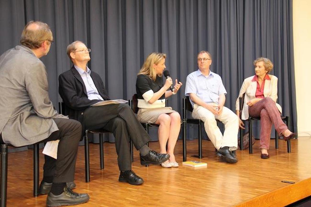Ökumenische Eintracht auf dem Podium: Christoph Sigrist, Josef Annen, Barbara Schmid-Federer, Michel Müller, Irene Gysel. Foto: Simon Spengler. (v.l.n.r.)