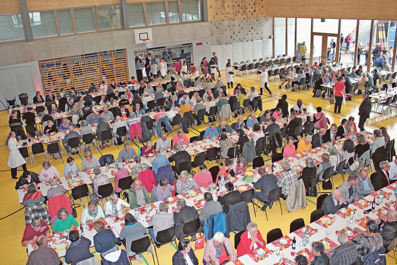 Volle Mehrzweckhalle: Die Feier zum 25-Jahr-Jubiläum lockte viele  Vertreterinnen und Vertreter aus Politik und Kirche nach Rothenthurm. | Fotos: Gantenbein/Zuber