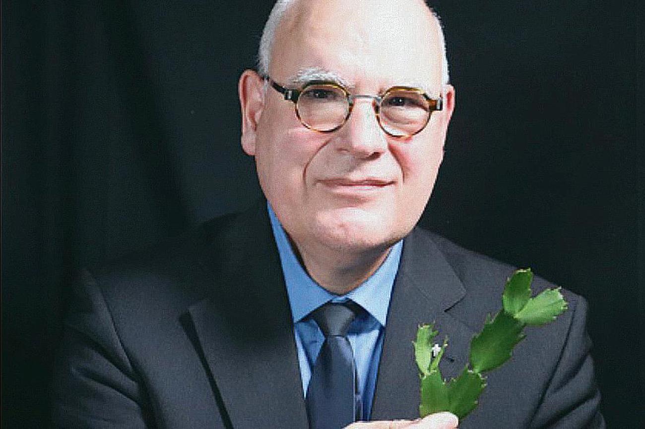 Hoffnung schenken: Pfarrer Lukas Kundert mit Weihnachtskaktus.