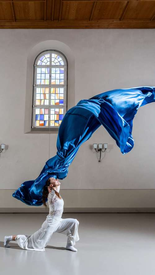 Ein Tanz, inspiriert von Wiborada: Robina Steyer in ihrem Stück «Sancta Wiborada. Reise ins Innere der Rebellion» in der Kirche St. Mangen. Foto: Kay Appenzeller