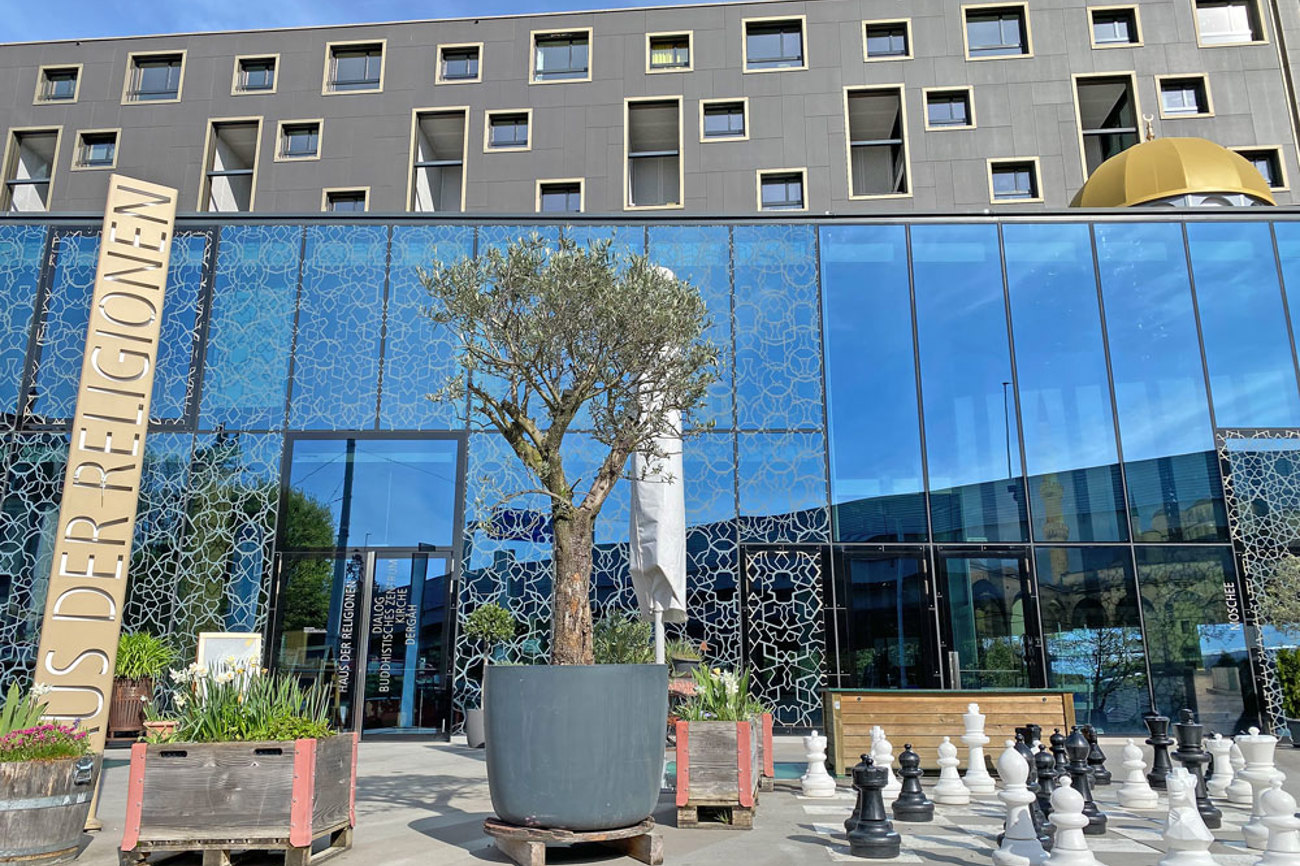 Der Frühling bringt Veränderungen im Haus der Religionen am Berner Europaplatz. | Foto: Mirjam Messerli