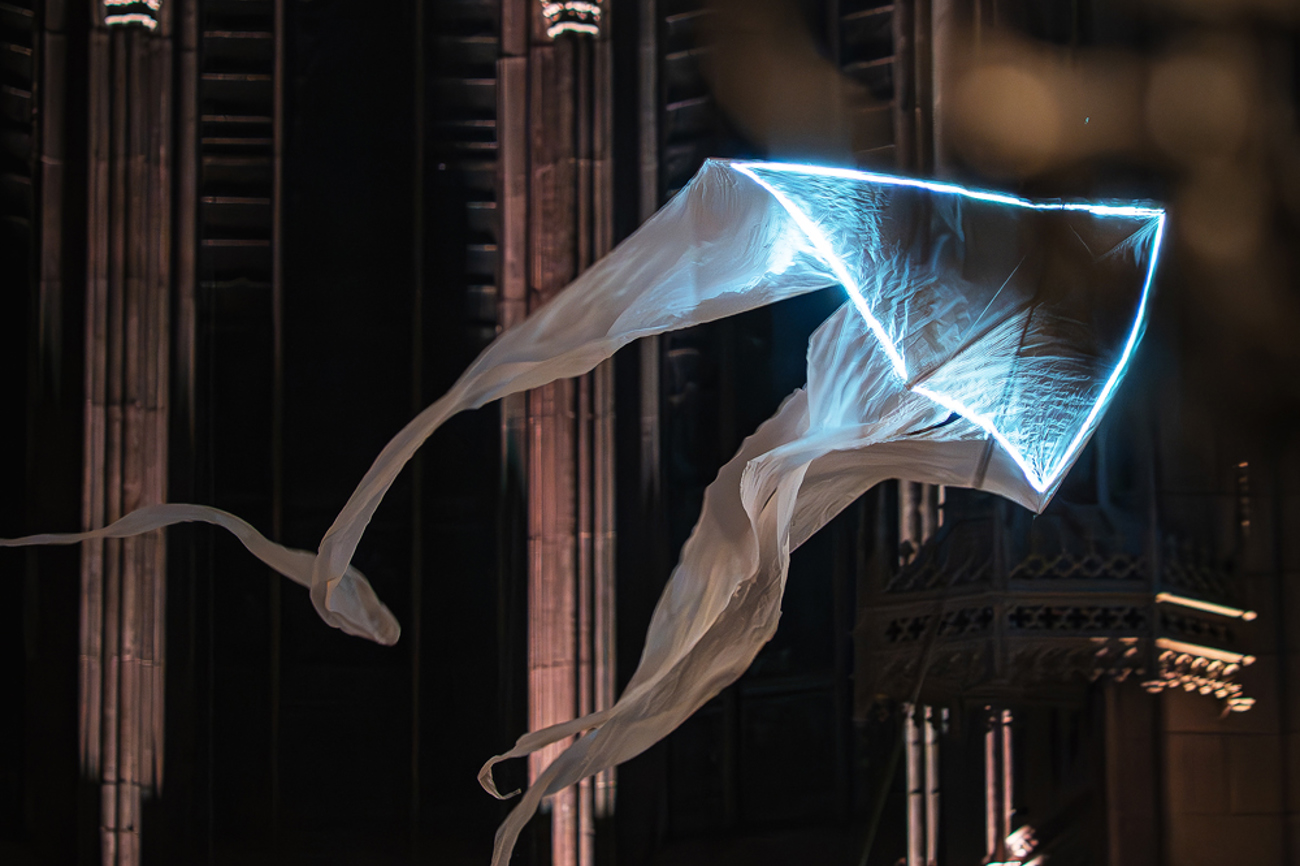 Ein Drachen steigt im Kirchenschiff der Elisabethenkirche auf – ein stilles Symbol für die Seelen, die sich erheben. | Foto: Mirko Romano