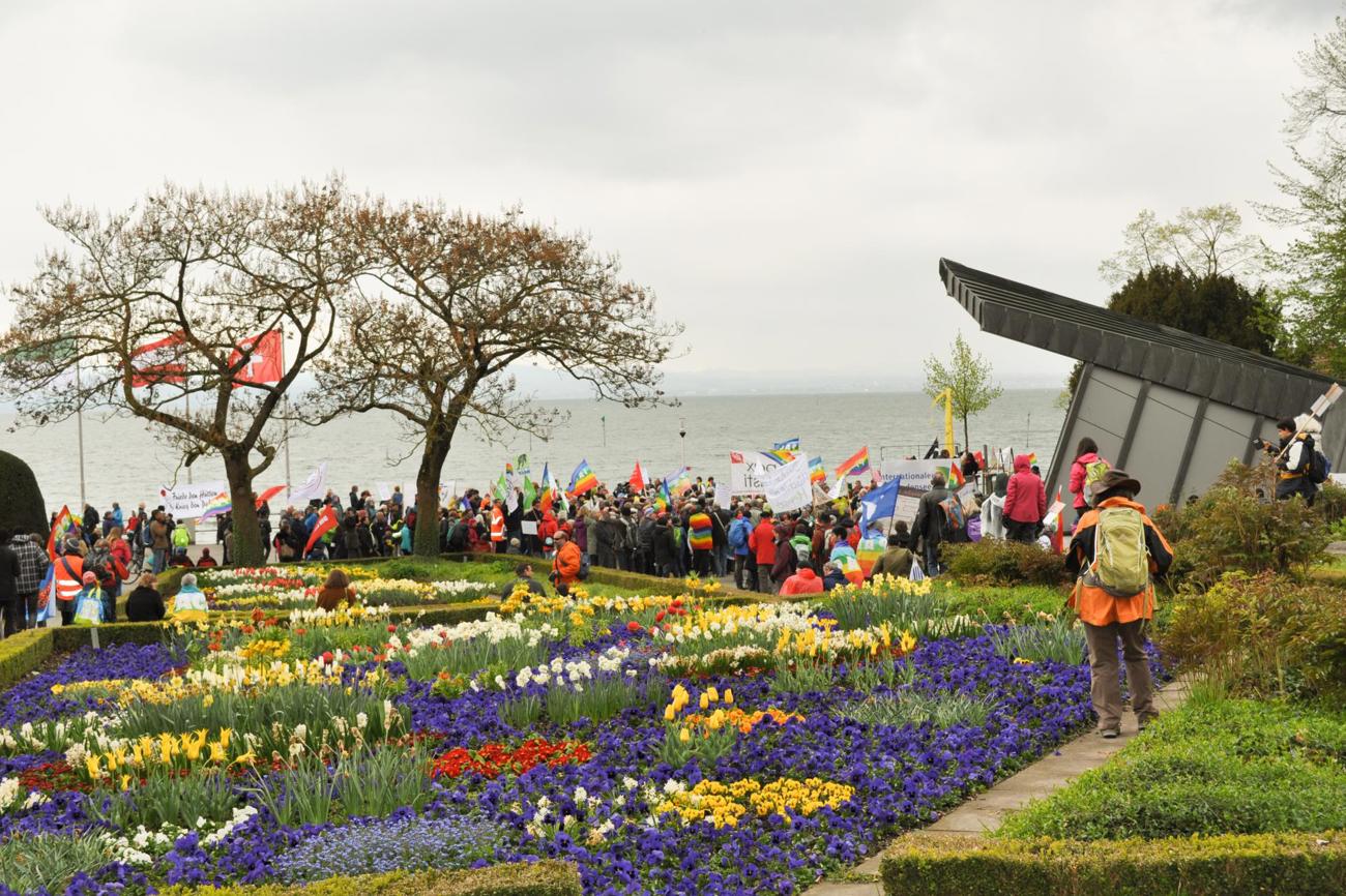 Am Bodensee werden nicht nur Waffen produziert, sondern auch die Friedensbotschaft wird verkündet wie hier an einem Ostermarsch in Friedrichshafen.