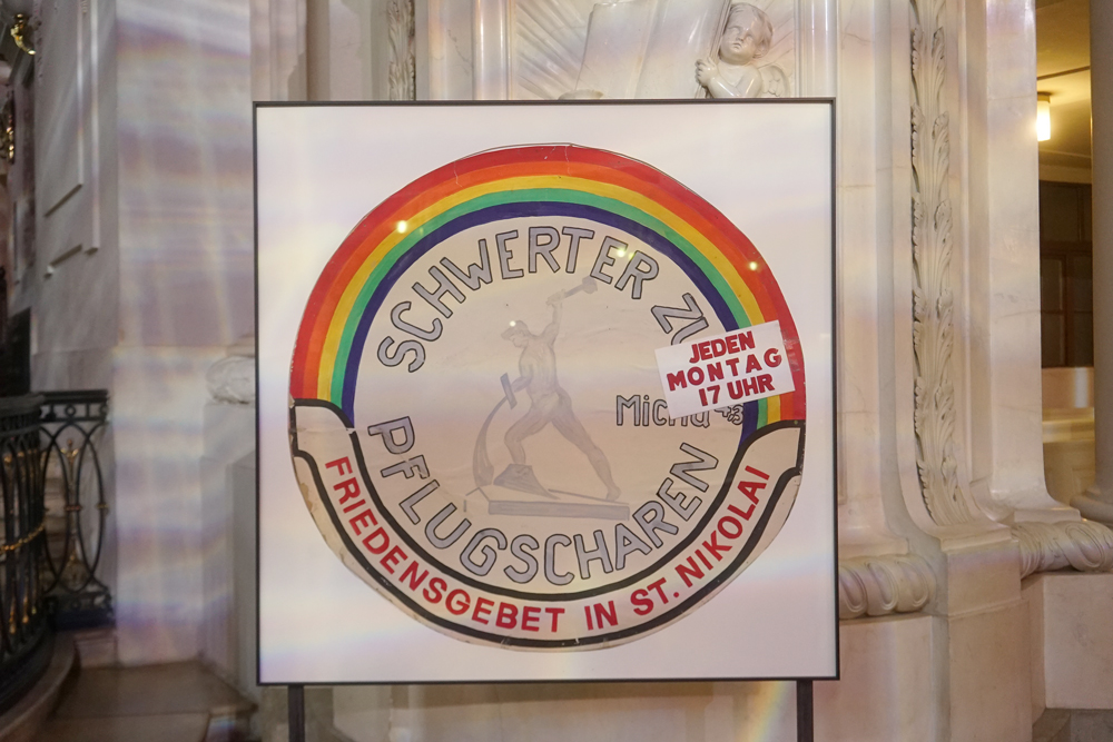 «Schwerter zu Pflugscharen»: Ein Spruch, der auch zum Markenzeichen dieser Kirche wurde und heute noch für Zündstoff sorgt. | Foto: Vera Rüttimann