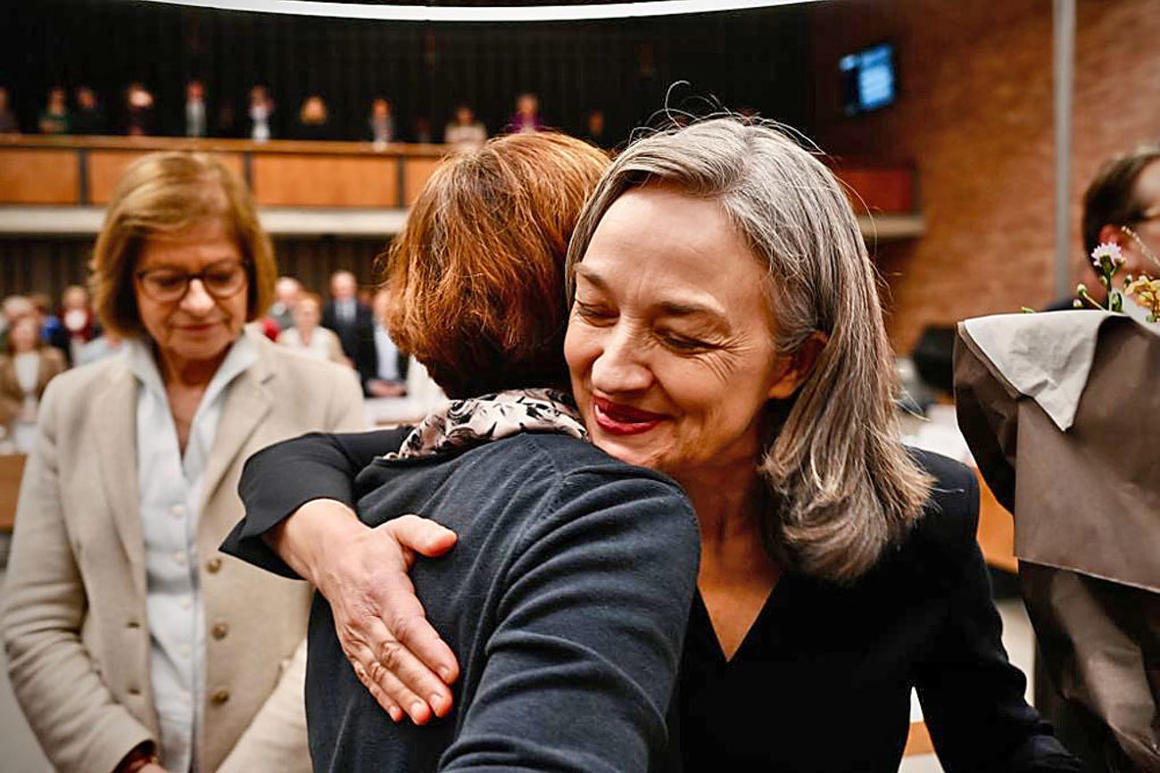 Kirchenratspräsidentin Esther Straub nimmt die Gratulation von Synodenpräsidentin Simone Schädler entgegen. | Foto: Martin Guggisberg