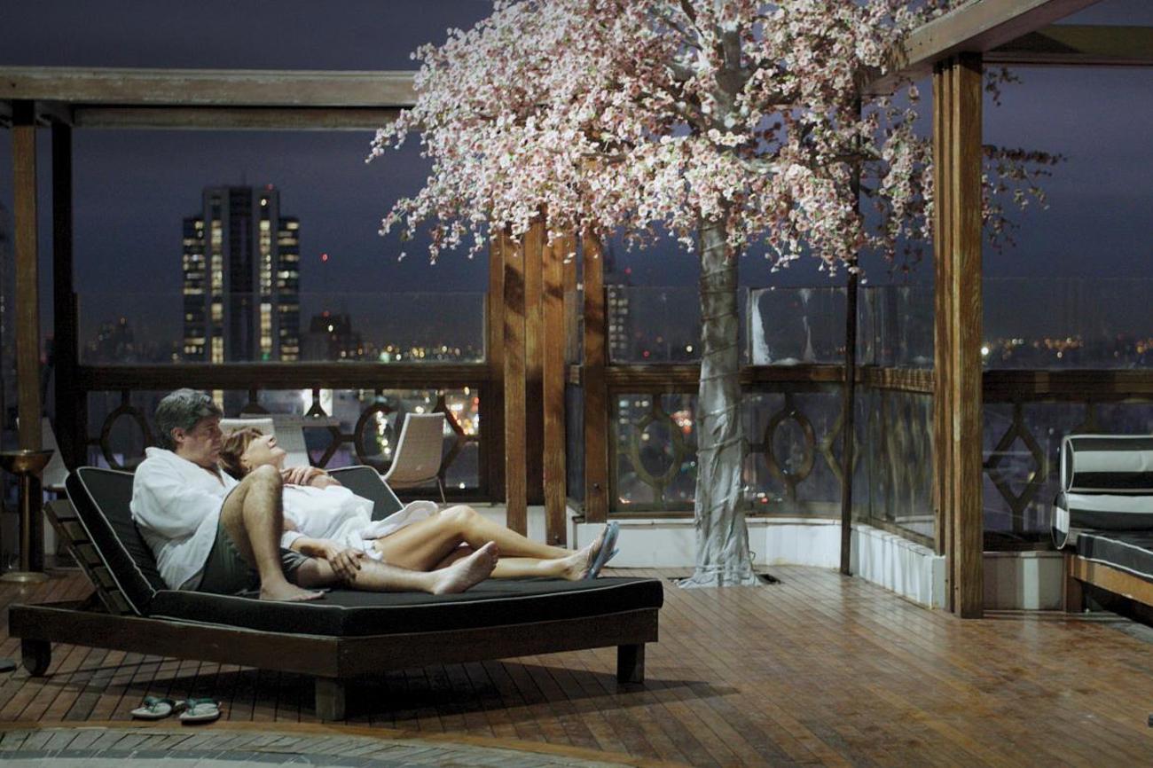 Ein Paar geniesst Eintracht, während die Bomben zu hören sind, die wenige Kilometer entfernt einschlagen; Szene aus dem Film «Passion».