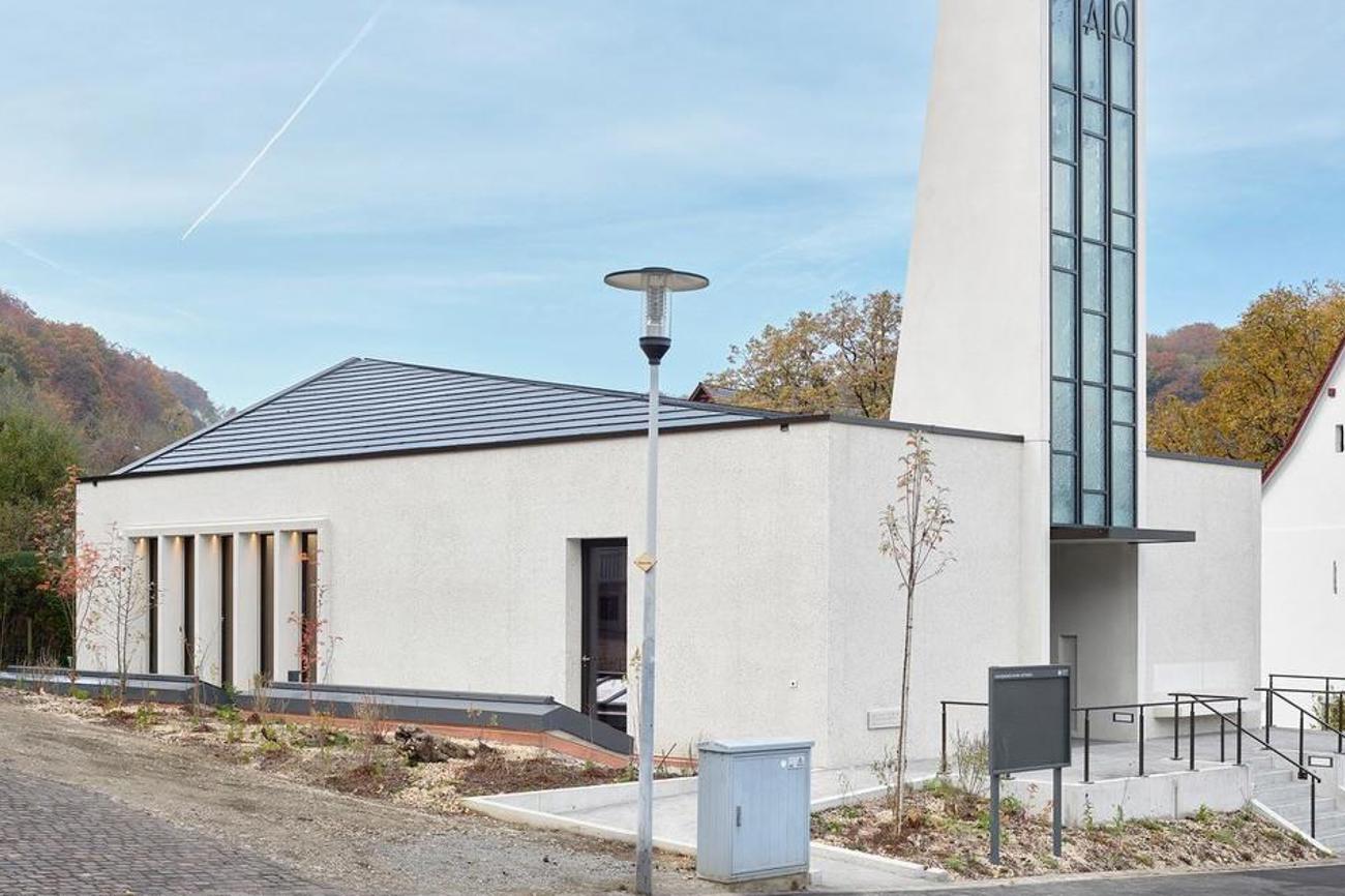 Der Neubau der evangelisch-reformierten Kirche fügt sich auch dank einer differenzierten Gestaltung der Photovoltaikanlage gut ins Bettinger Ortsbild ein. | erk bs/Schulthess