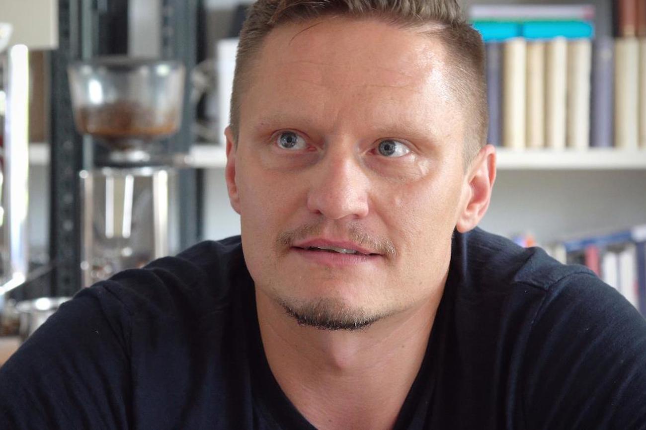 Kaffee und Bücher liebt Stephan Jütte – und findet, das Mitgliedschaftssystem der reformierten Kirche müsste «ganz grundsätzlich» revidiert werden. | Videostill/Marius Schären