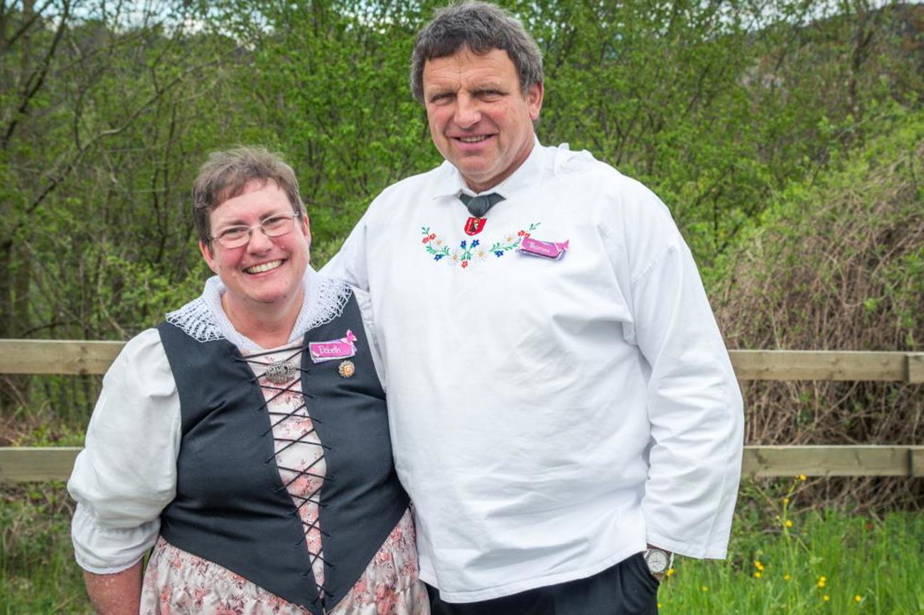 Das Ehepaar Elsbeth Hefti-Schiesser und Thomas Hefti tragen für einmal nicht das «Arbeitsgwändli», sondern die Tracht.