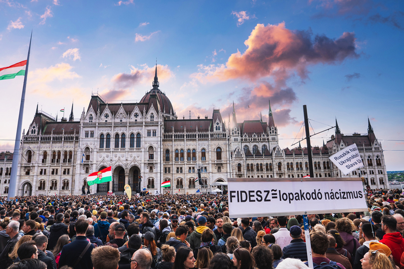Proteste gegen die Regierung vor dem Parlamentsgebäude in Budapest im Mai 2025. | Foto: Shutterstock