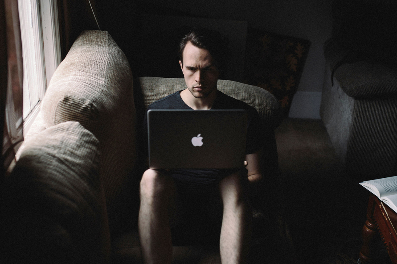 Ja, es sind vor allem Männer, und es sind relativ wenige, die den grossen Anteil der Beschimpfungen online veröffentlichen, zeigen Studien. Dagegen können alle etwas tun. | Foto: Andrew Neel/Unsplash
