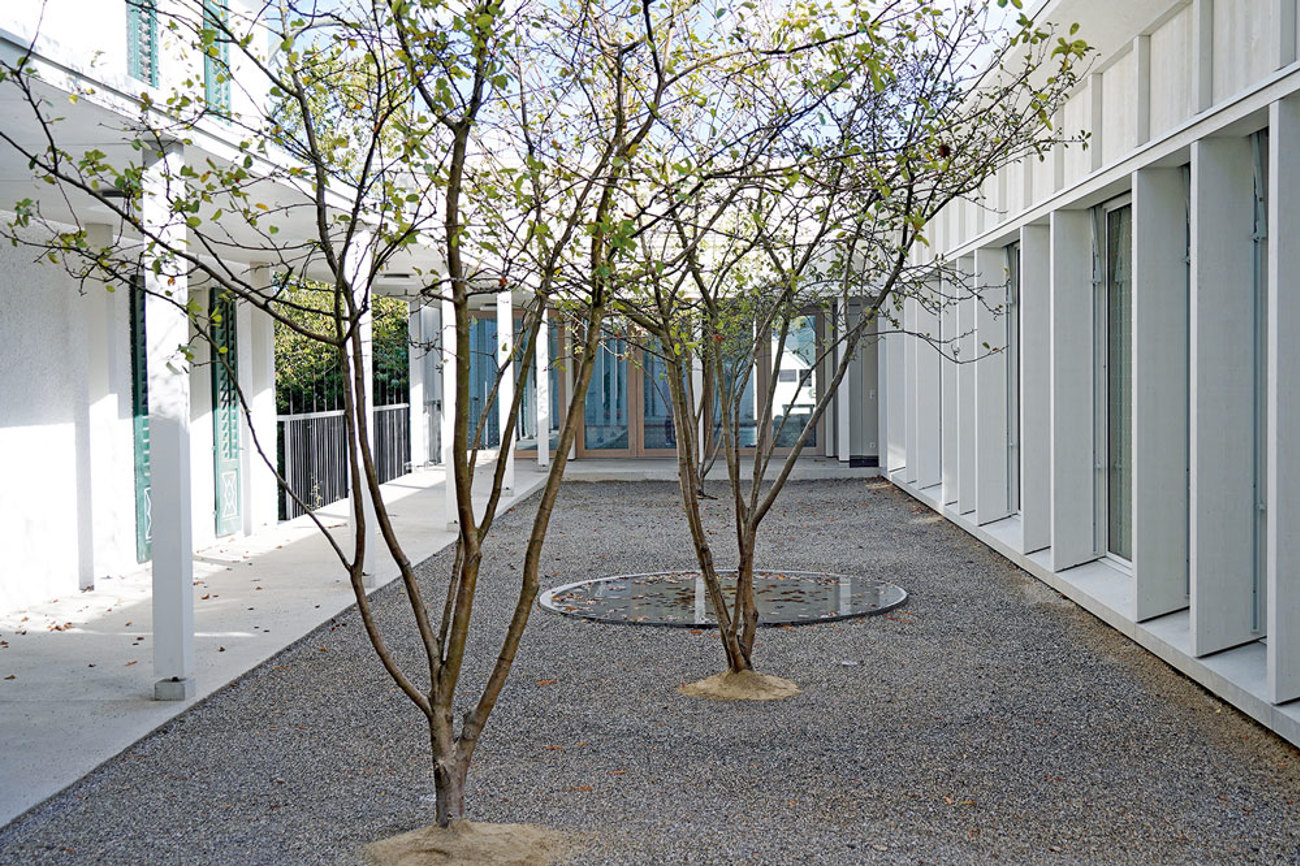 Im Sommer kann der Hof bestuhlt werden und soll zum Verweilen einladen.