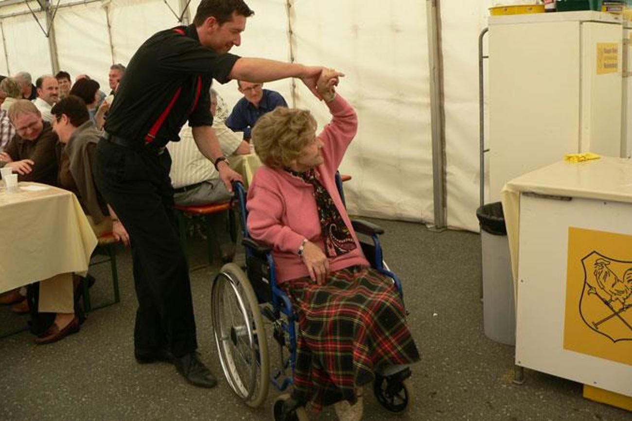 Taxi-Dancer am Altersnachmittag: Auch der Rollstuhl hindert nicht am Tanzen. | Peter Leutert
