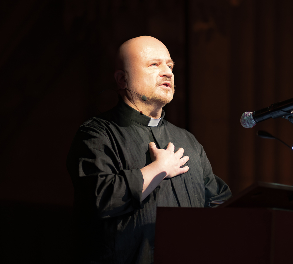 Pfarrer Frank Lorenz sprach von der Ohnmacht angesichts des Unfassbaren: «Es braucht einen Ort, an dem der Schmerz sein darf.» . | Foto: Mirko Romano