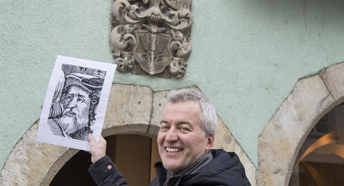 Kirchenrat Matthias Eichrodt mit dem Konterfei des Schaffhauser Reformators Sebastian Hofmeister vor 
dessen Elternhaus «Zu den drei Bergen». |Leutert|