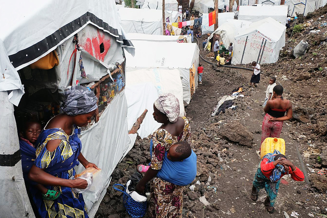 In den Evangelien geht es um existenzielle Fragen: Wie leben, wenn alles zerstört ist? Im Bild: Leben im Flüchtlingslager bei Goma in der Demokratischen Republik Kongo. Nach der Übernahme durch die M23-Miliz Ende Januar 2025 sind Millionen Menschen binnenvertrieben. | Foto: epd/Constantin Leclerc