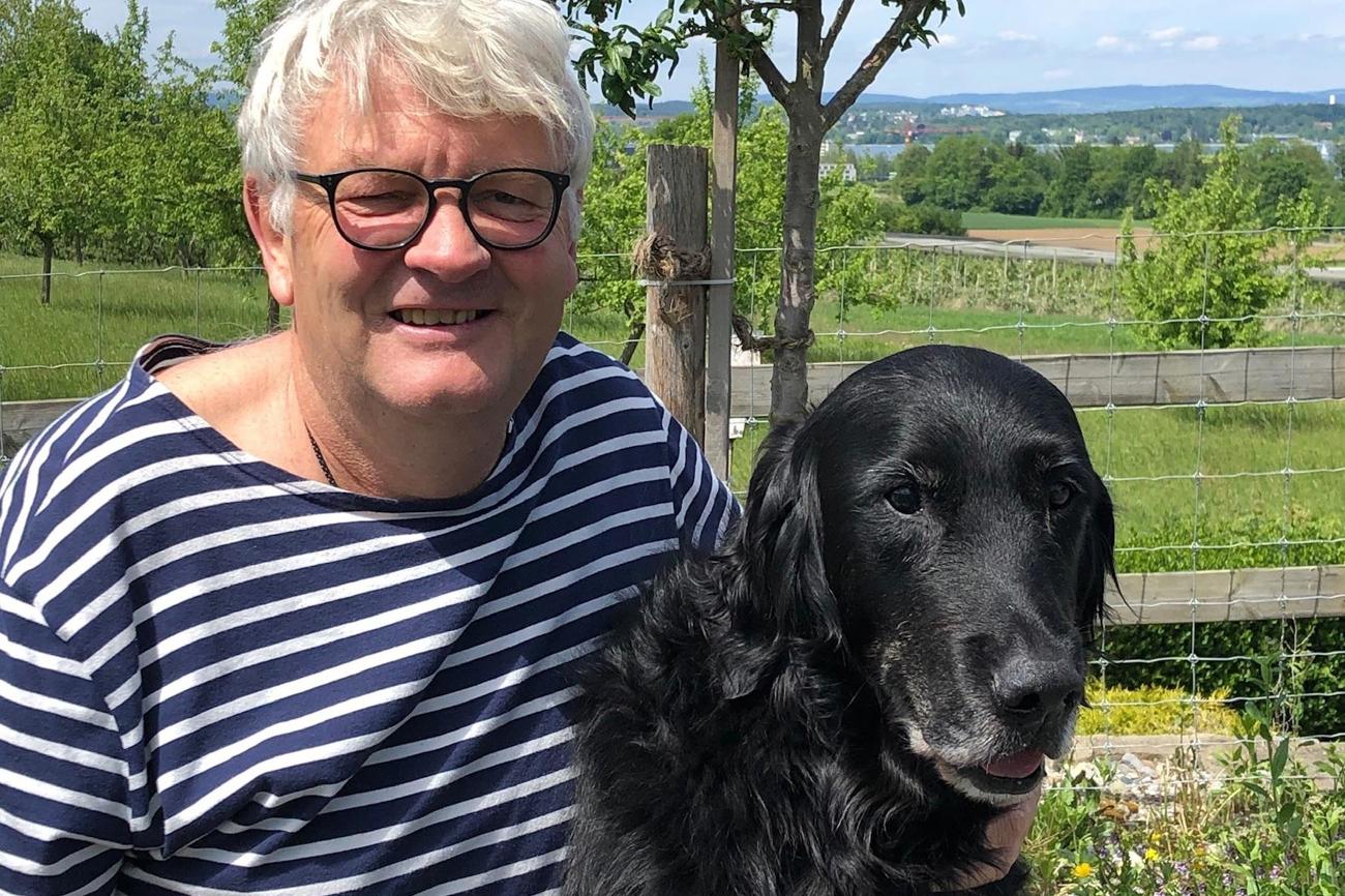 Koni Nef posiert mit Hofhund Timmi. (Bild: zVg)